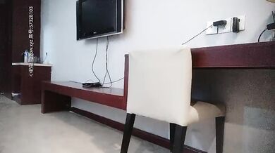 【足疗店小粉灯】偷拍 真实攻略按摩足疗店 2天多女~扫街达人，打桩机性欲强真实刺激推荐看 (26)